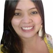 profesora imparte clase a niños y niñas en edad escolar